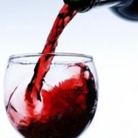 vynas pilamas į taurę