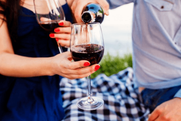 Vynas yra geriausias alkoholinis gėrimas maloniam vakarui prieš seksą