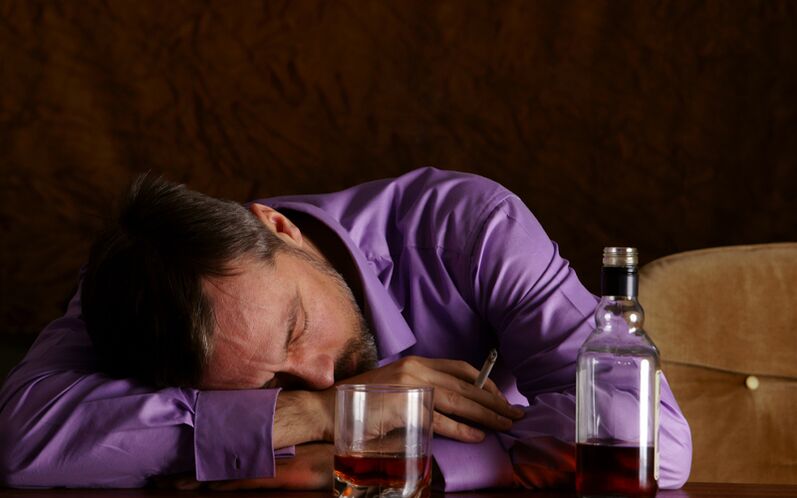Išgėręs alkoholikas pats nesusitvarkys su priklausomybe. 