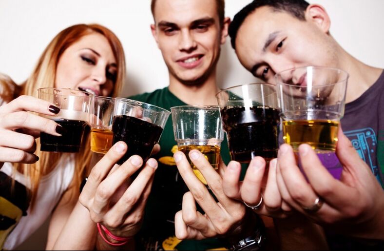 Niekas neprisideda prie alkoholizmo, kaip girtavimo kultūros, vystymosi