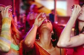Merginos geria alkoholį, kaip priversti jas mesti